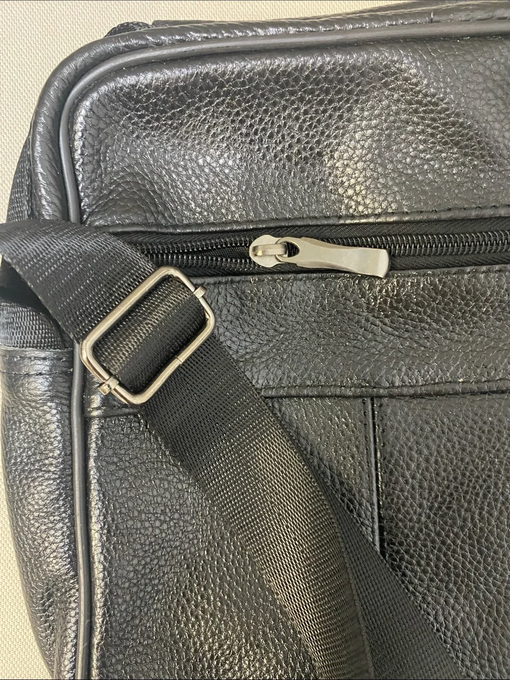 UniseGenuine Leather Black Crossbody Messenger Bag Multi-Pocket Adjustable Strap